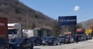 Radhë të gjata në Kapshticë, udhëtarët presin deri në 2 orë për të kaluar kufirin