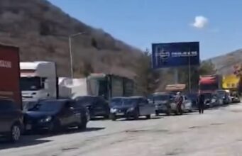 Radhë të gjata në Kapshticë, udhëtarët presin deri në 2 orë për të kaluar kufirin