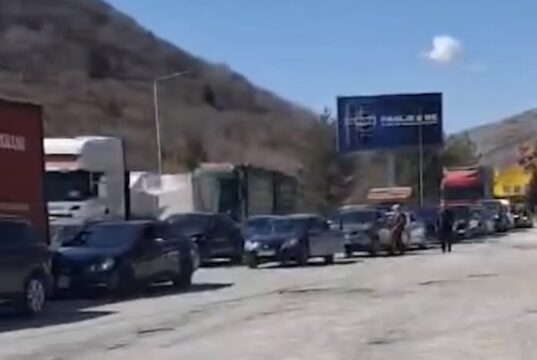 Radhë të gjata në Kapshticë, udhëtarët presin deri në 2 orë për të kaluar kufirin