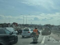 Aksident në autostradë , përplasen dy automjete dhe bllokohet trafiku
