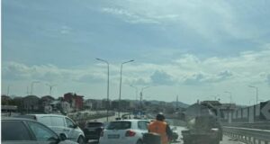 Aksident në autostradë , përplasen dy automjete dhe bllokohet trafiku