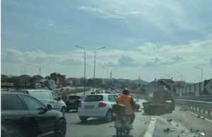Aksident në autostradë , përplasen dy automjete dhe bllokohet trafiku