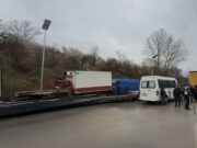 Tre kamionë përplasen me fugonin, bllokohet qarkullimi ne aksin rrugor te Qafe- Plloçës