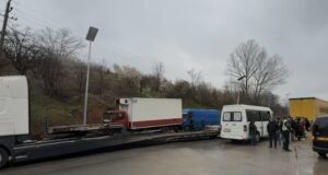 Tre kamionë përplasen me fugonin, bllokohet qarkullimi ne aksin rrugor te Qafe- Plloçës