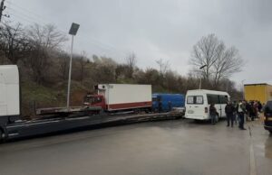 Tre kamionë përplasen me fugonin, bllokohet qarkullimi ne aksin rrugor te Qafe- Plloçës