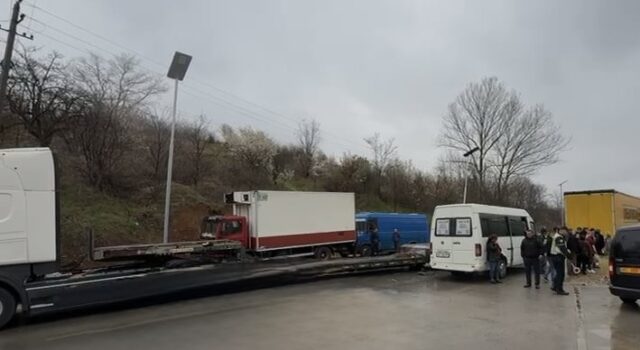 Tre kamionë përplasen me fugonin, bllokohet qarkullimi ne aksin rrugor te Qafe- Plloçës