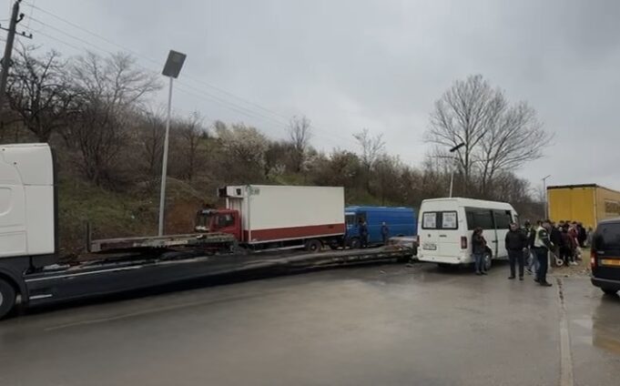 Tre kamionë përplasen me fugonin, bllokohet qarkullimi ne aksin rrugor te Qafe- Plloçës