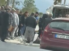 Makina p*rplas të moshuarin me biçikletë në vijat e bardha