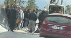 Makina p*rplas të moshuarin me biçikletë në vijat e bardha