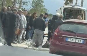 Makina p*rplas të moshuarin me biçikletë në vijat e bardha