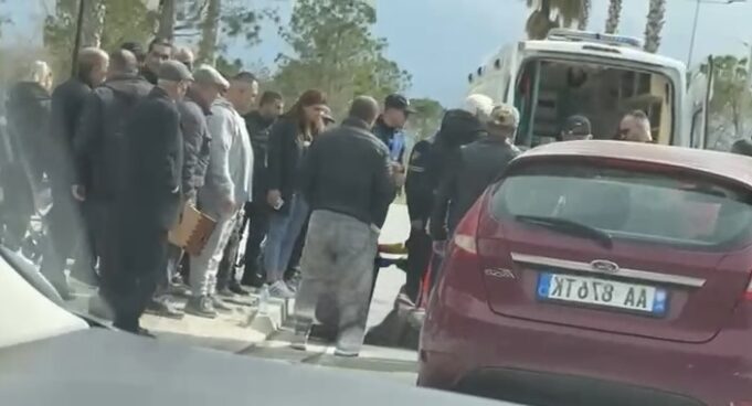 Makina p*rplas të moshuarin me biçikletë në vijat e bardha