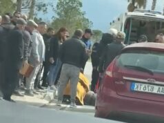 Makina përplas të moshuarin me biçikletë në vijat e bardha