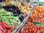 Rritja e çmimeve në tregje largon blerësit – Specat deri në 550 lekë/kg, domatet deri në 600 lekë/kg