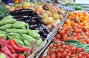 Rriten çmimet e fruta-perimeve në Fier, mashurkat arrijnë 500 lek/kg