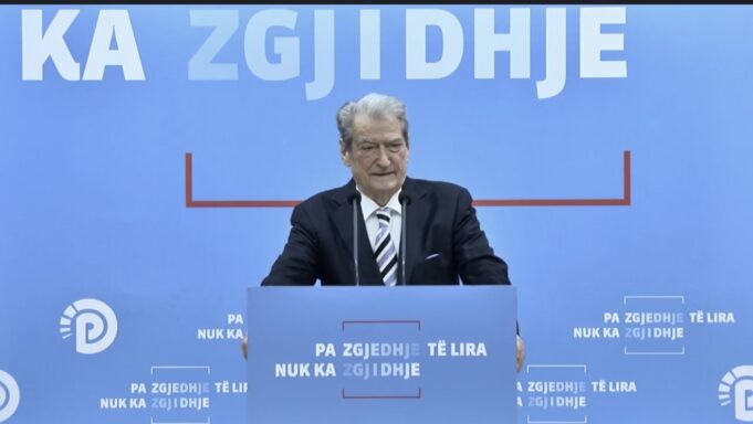 Sali Berisha:Kunder draftit te PS per Referendumet,nuk votojme asnje ligj
