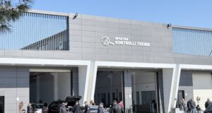 Rritja e çmimit të karburanteve shton interesin për makinat elektrike në Fier