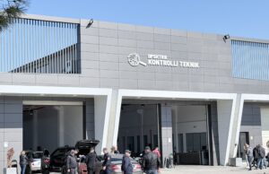 Rritja e çmimit të karburanteve shton interesin për makinat elektrike në Fier