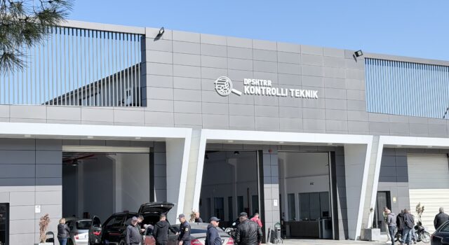 Rritja e çmimit të karburanteve shton interesin për makinat elektrike në Fier