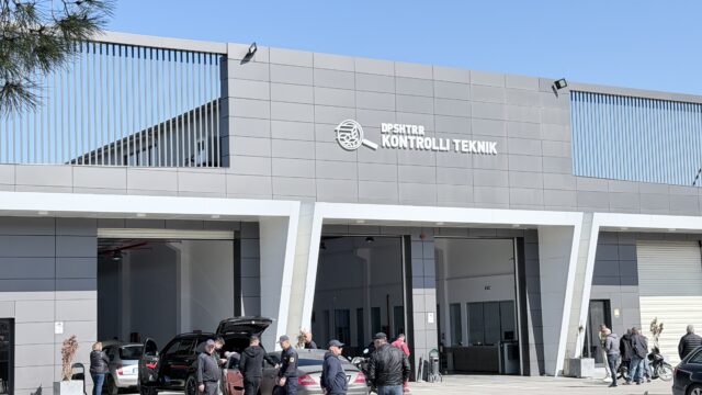 Rritja e çmimit të karburanteve shton interesin për makinat elektrike në Fier