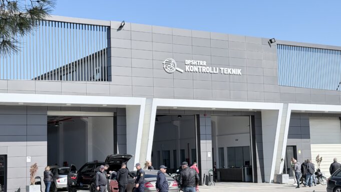 Rritja e çmimit të karburanteve shton interesin për makinat elektrike në Fier