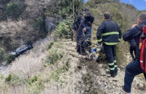 Automjeti bie në greminë, pl*goset shoferi ne Tepelene