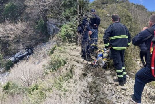 Automjeti bie në greminë, pl*goset shoferi ne Tepelene
