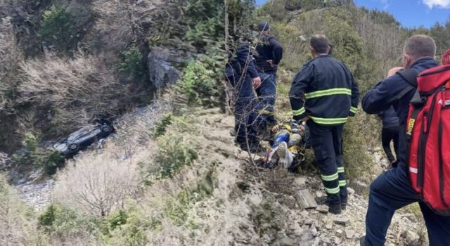 Automjeti bie në greminë, pl*goset shoferi ne Tepelene