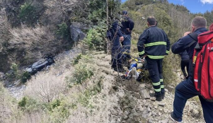 Automjeti bie në greminë, pl*goset shoferi ne Tepelene