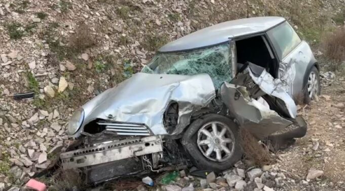 Përplasen dy automjete në rrugen e Kombit, 4 persona të lënduar