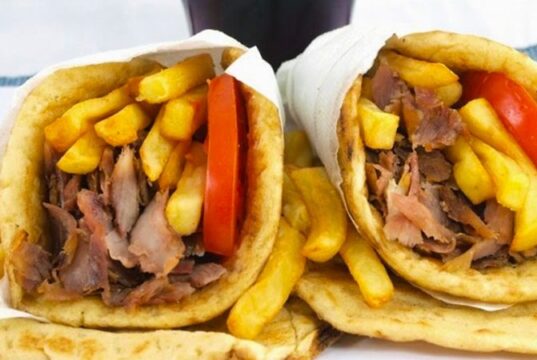 Të rinjtë dhe fast foodet: Komoditeti që po kthehet në rrezik