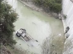 Makina bie nga ura në liqenin e Banjës, shpëtohet drejtuesi