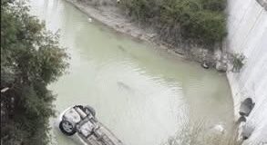 Makina bie nga ura në liqenin e Banjës, shpëtohet drejtuesi