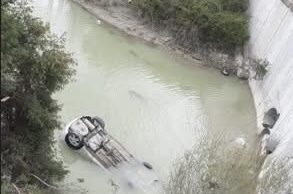 Makina bie nga ura në liqenin e Banjës, shpëtohet drejtuesi