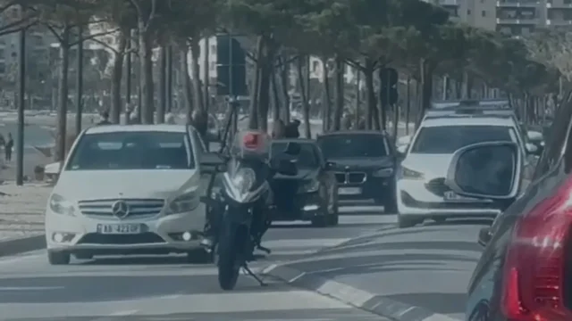 Pronari i lokalit ne Lungomare përfundon në spital pas s*lmit nga 3 persona