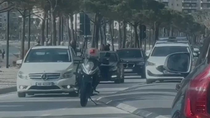 Pronari i lokalit ne Lungomare përfundon në spital pas s*lmit nga 3 persona