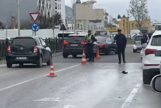 Makina p*rpl*s një grua në Transballkanike, shoferi largohet nga vendi i ngjarjes