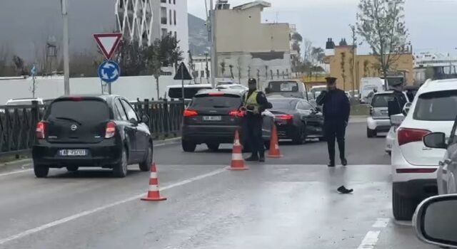 Makina p*rpl*s një grua në Transballkanike, shoferi largohet nga vendi i ngjarjes