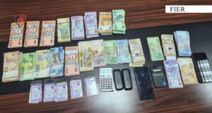 Fier, goditet rrjeti i këmbimit valutor të paligjshëm – 3 të arrestuar, sekuestrohen miliona lekë dhe valuta të huaja