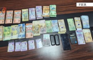 Fier, goditet rrjeti i këmbimit valutor të paligjshëm – 3 të arrestuar, sekuestrohen miliona lekë dhe valuta të huaja