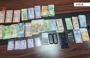 Fier, goditet rrjeti i këmbimit valutor të paligjshëm – 3 të arrestuar, sekuestrohen miliona lekë dhe valuta të huaja