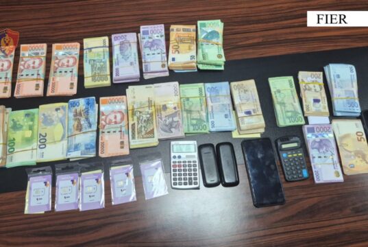 Fier, goditet rrjeti i këmbimit valutor të paligjshëm – 3 të arrestuar, sekuestrohen miliona lekë dhe valuta të huaja
