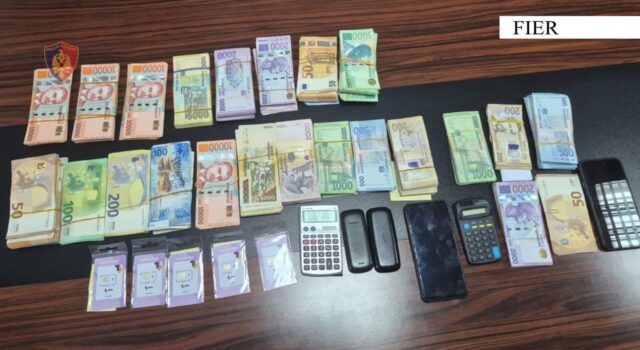 Fier, goditet rrjeti i këmbimit valutor të paligjshëm – 3 të arrestuar, sekuestrohen miliona lekë dhe valuta të huaja