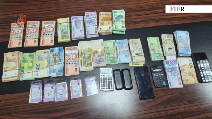 Fier, goditet rrjeti i këmbimit valutor të paligjshëm – 3 të arrestuar, sekuestrohen miliona lekë dhe valuta të huaja