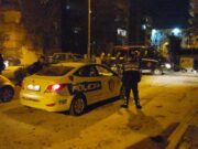 15-vjeçari p*rplaset qellimisht me makinën e policisë në Vlorë, pl*goset një efektive