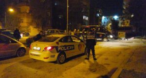 15-vjeçari p*rplaset qellimisht me makinën e policisë në Vlorë, pl*goset një efektive