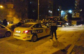 15-vjeçari p*rplaset qellimisht me makinën e policisë në Vlorë, pl*goset një efektive