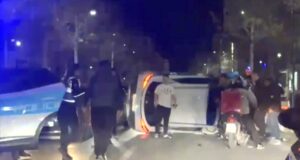 14-vjeçari p*rplasi makinën e policisë ku u pl*gosen 2 efektivë reagon policia