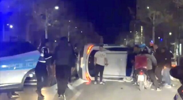 14-vjeçari p*rplasi makinën e policisë ku u pl*gosen 2 efektivë reagon policia