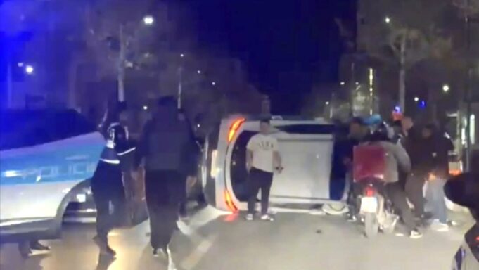 14-vjeçari p*rplasi makinën e policisë ku u pl*gosen 2 efektivë reagon policia