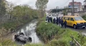 24-vjeçarja humb kontrollin e makines dhe përfundon në kanal